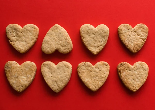 Cookies Forma Coração Com Fundo Vermelho — Fotografia de Stock