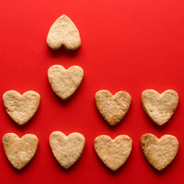 Cookies Forma Coração Com Fundo Vermelho — Fotografia de Stock