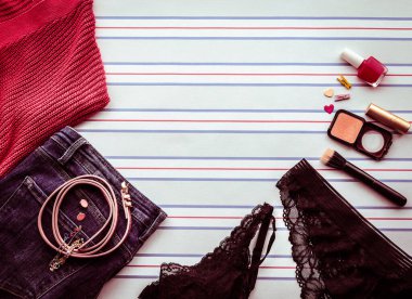 İç çamaşırları, giysiler, aksesuarlar ve makyajla yatıyordu. Seksi ve stil.