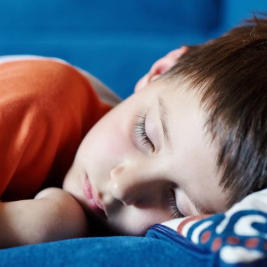 Okul çocuğu dersten sonra dinleniyor. Yorgun..