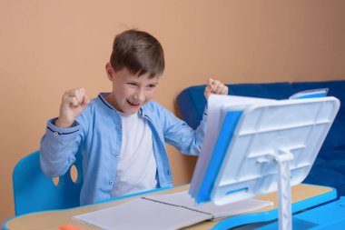 Sınıfta görev yapan, üniformalı, neşeli, beyaz bir öğrenci. Okula ilk gelişim. Okula geri dön..