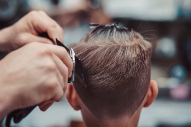 Berberde berbere tıraş olan bir çocuk..