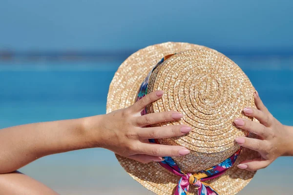 Donna Cappello Sole Rilassante Sulla Spiaggia Durante Vacanze Estive Vista — Foto Stock