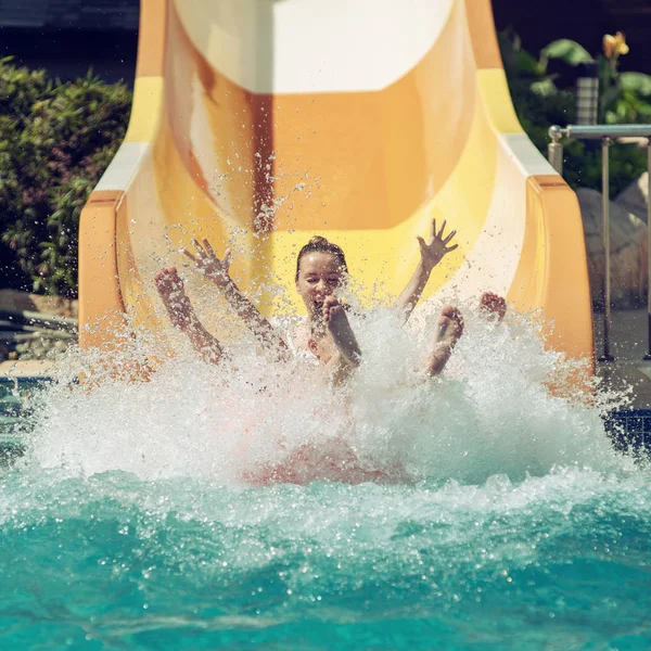 Mãe Filho Divertindo Corrediça Água Parque Aquático Divertido Desliza Feliz — Fotografia de Stock