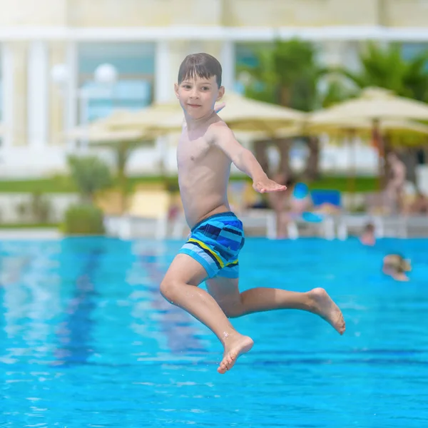 Rapaz Sorridente Saltar Para Água Piscina Ele Está Girando — Fotografia de Stock