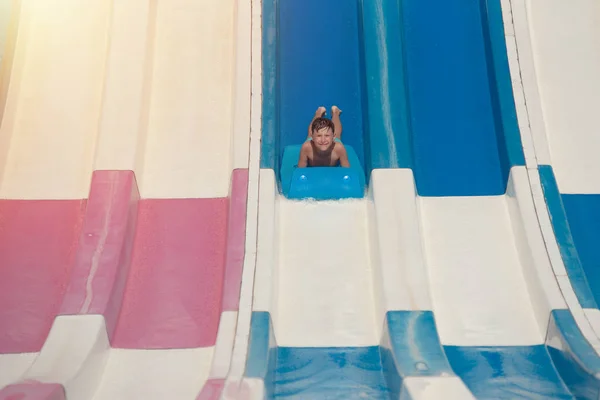 Menino Flutuador Deslizando Para Baixo Slide Parque Aquático — Fotografia de Stock