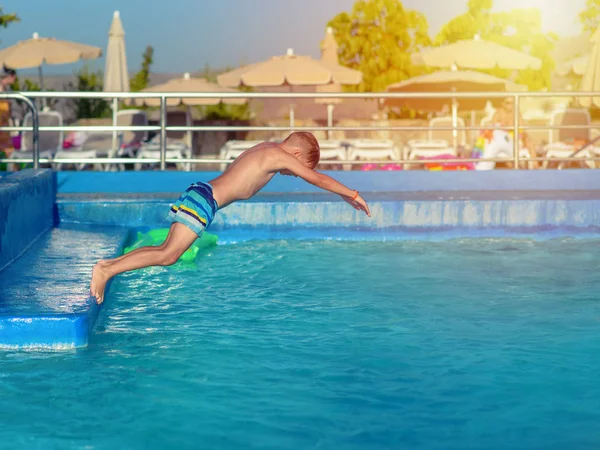 Garoto Caucasiano Divertindo Fazendo Salto Fantástico Para Piscina Resort Ele — Fotografia de Stock