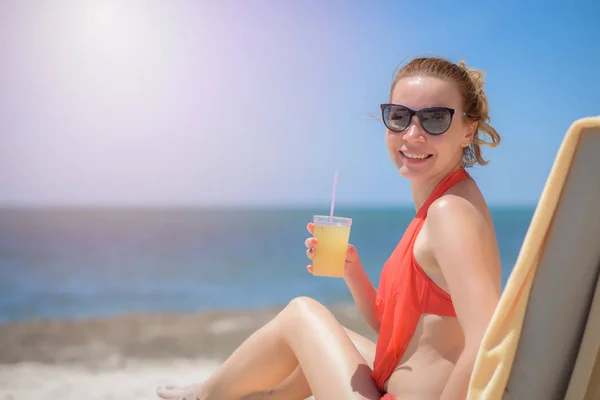 Carino Sorridente Ragazza Europea Occhiali Sole Sdraiato Sul Lettino Vicino — Foto Stock