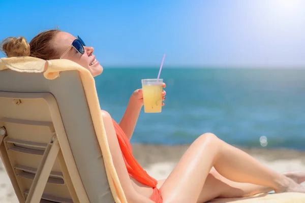 Donna Sdraiata Sul Lettino Hotel Lusso Vicino Mare Sta Godendo — Foto Stock