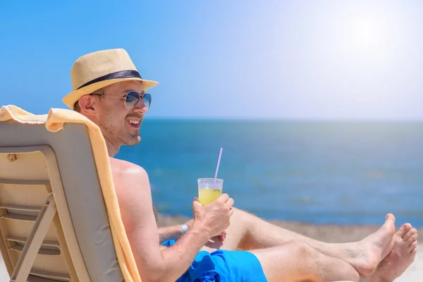 Uomo Europeo Cappello Sole Rilassa Nel Lettino Sulla Spiaggia Vicino — Foto Stock