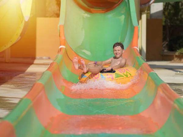 Menino Flutuador Deslizando Para Baixo Slide Parque Aquático — Fotografia de Stock