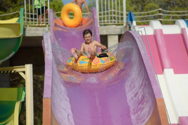 Menino Flutuador Deslizando Para Baixo Slide Parque Aquático — Fotografia de Stock