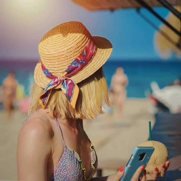 Bella Ragazza Europea Cappello Sole Occhiali Sole Con Cocco Telefono — Foto Stock