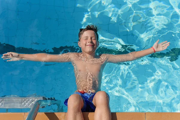 Retrato Menino Europeu Alegre Nadando Piscina Ele Está Desfrutando Suas — Fotografia de Stock