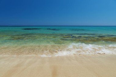 Temiz suyla deniz kıyısında..