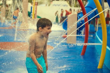 Çocuk su parkında eğleniyor..