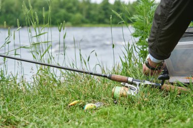 Hızlı nehre karşı olta ve olta takımı.