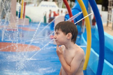 Su parkında su altında kalan çocuk..
