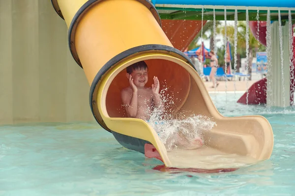 Rapaz Deslizando Para Baixo Slide Parque Aquático — Fotografia de Stock