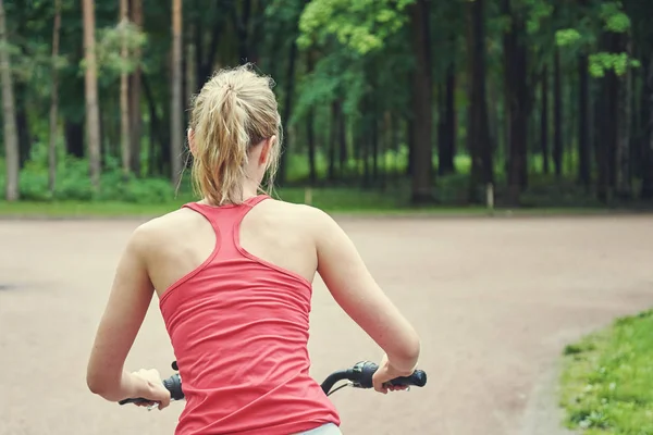 Rapariga Andar Bicicleta Num Parque Ela Está Afastando Câmera Fotografia De Stock