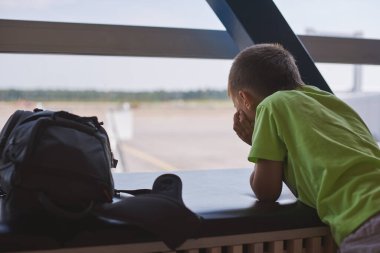 Beyaz bir çocuk havaalanında yatma saatini bekliyor..