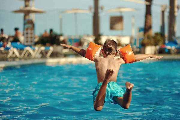 Caucasiano Menino Divertindo Pulando Piscina — Fotografia de Stock