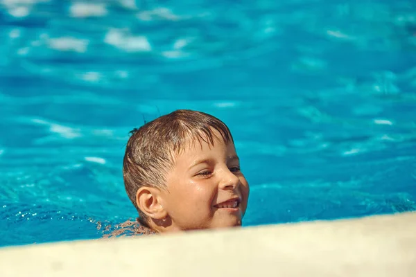 Caucasiano Nadando Piscina — Fotografia de Stock