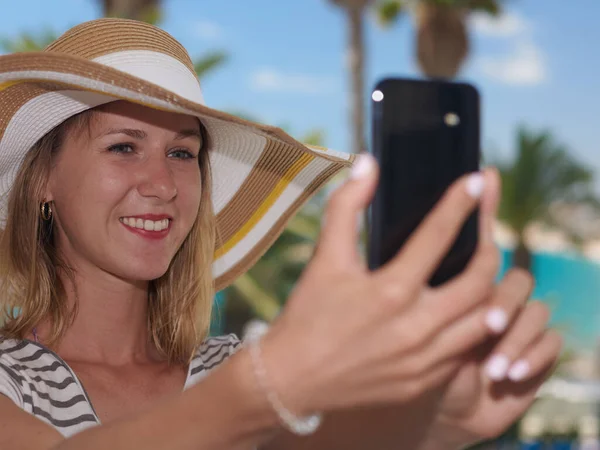 Menina Chapéu Boné Fazendo Selfie Contra Bela Vista Para Mar — Fotografia de Stock