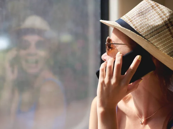 Donna Attraente Che Chiama Telefono Mentre Viaggia Treno Sta Sorridendo — Foto Stock
