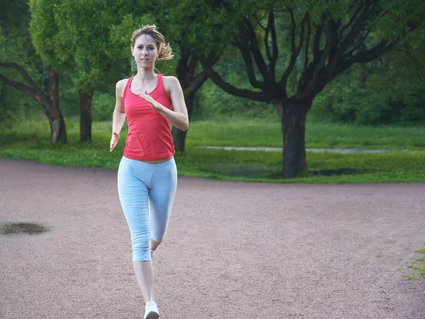 Rapariga Fazer Jogging Num Parque Ela Está Movendo Direção Câmera Imagens Royalty-Free