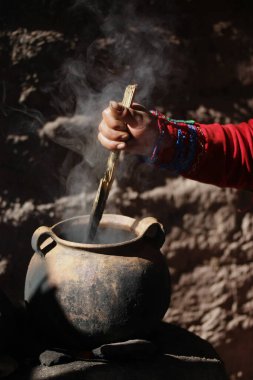 Kutsal Vadi, Peru 'daki Ccaccaccollo' da örgü örmek için kilden tencereye yün boyayan kadın..