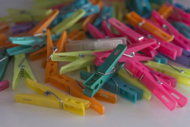 Plastik yığını ve renkli mandallar - yakın görüş - yeşil, pembe, sarı, turuncu, mor, beyaz