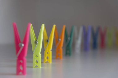 Sıraya dizilmiş renkli plastik mandallar grubu - İkinci mandal odaklı