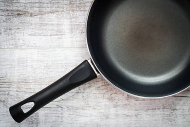 ahşap masa üzerinde tava