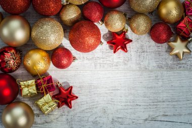 Noel topları arka plan kavramı ahşap masa.