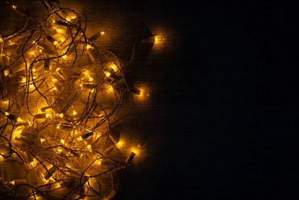 Χριστουγεννιάτικα φωτάκια στο παρασκήνιο έννοια σε ξύλινη επιφάνεια. — Φωτογραφία Αρχείου