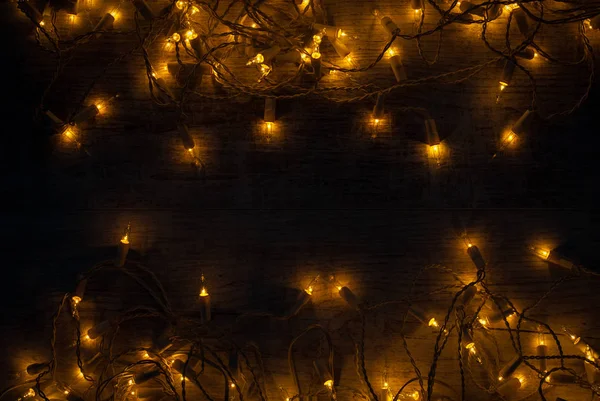 Χριστουγεννιάτικα φωτάκια στο παρασκήνιο έννοια σε ξύλινη επιφάνεια. — Φωτογραφία Αρχείου