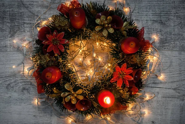 Decoración de Navidad. Corona de Adviento sobre fondo de madera con ca — Foto de Stock