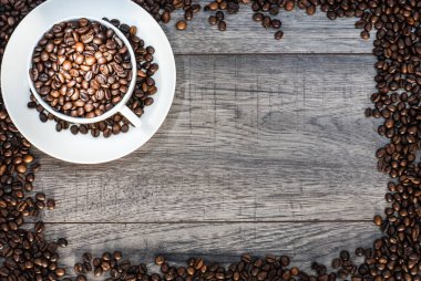 Kahve çekirdekli kahve fincanı.