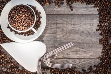 Kahve çekirdekli kahve fincanı.