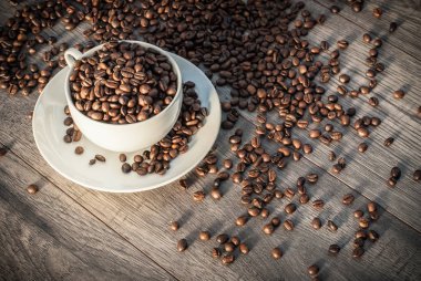 Kahve çekirdekli kahve fincanı.