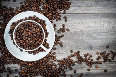 Kahve çekirdekli kahve fincanı.