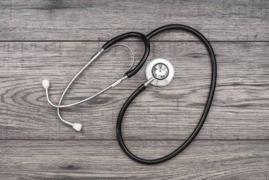 Ahşap arka planda steteskop.