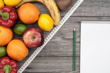 Fitness kavramı meyve ile. Fitness motivasyon.