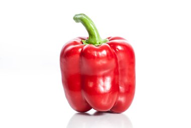 Beyaz izole kırmızı kırmızı biber kavramı.