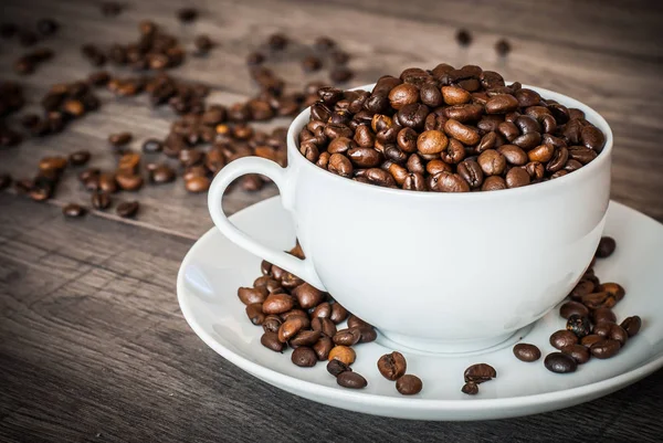コーヒー豆とコーヒーカップ. — ストック写真