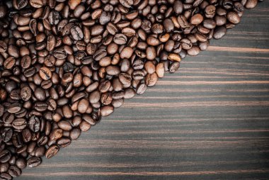 Ahşap masa arka plan üzerinde kahve çekirdekleri kavramı.