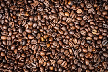 Ahşap masa arka plan üzerinde kahve çekirdekleri kavramı.