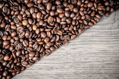 Ahşap masa arka plan üzerinde kahve çekirdekleri kavramı.