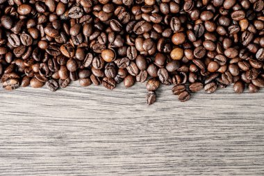 Ahşap masa arka plan üzerinde kahve çekirdekleri kavramı.